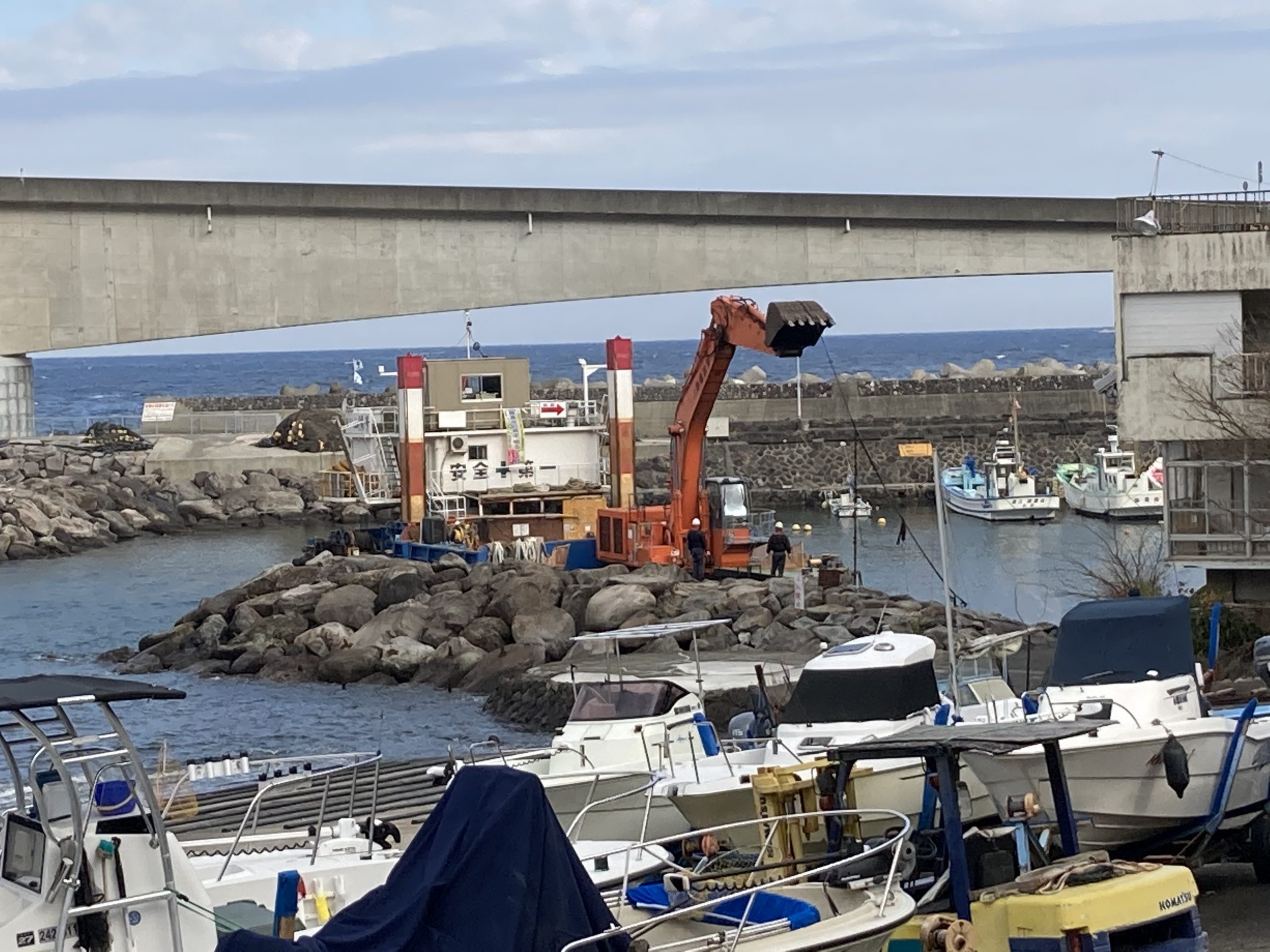岩漁港内の浚渫工事