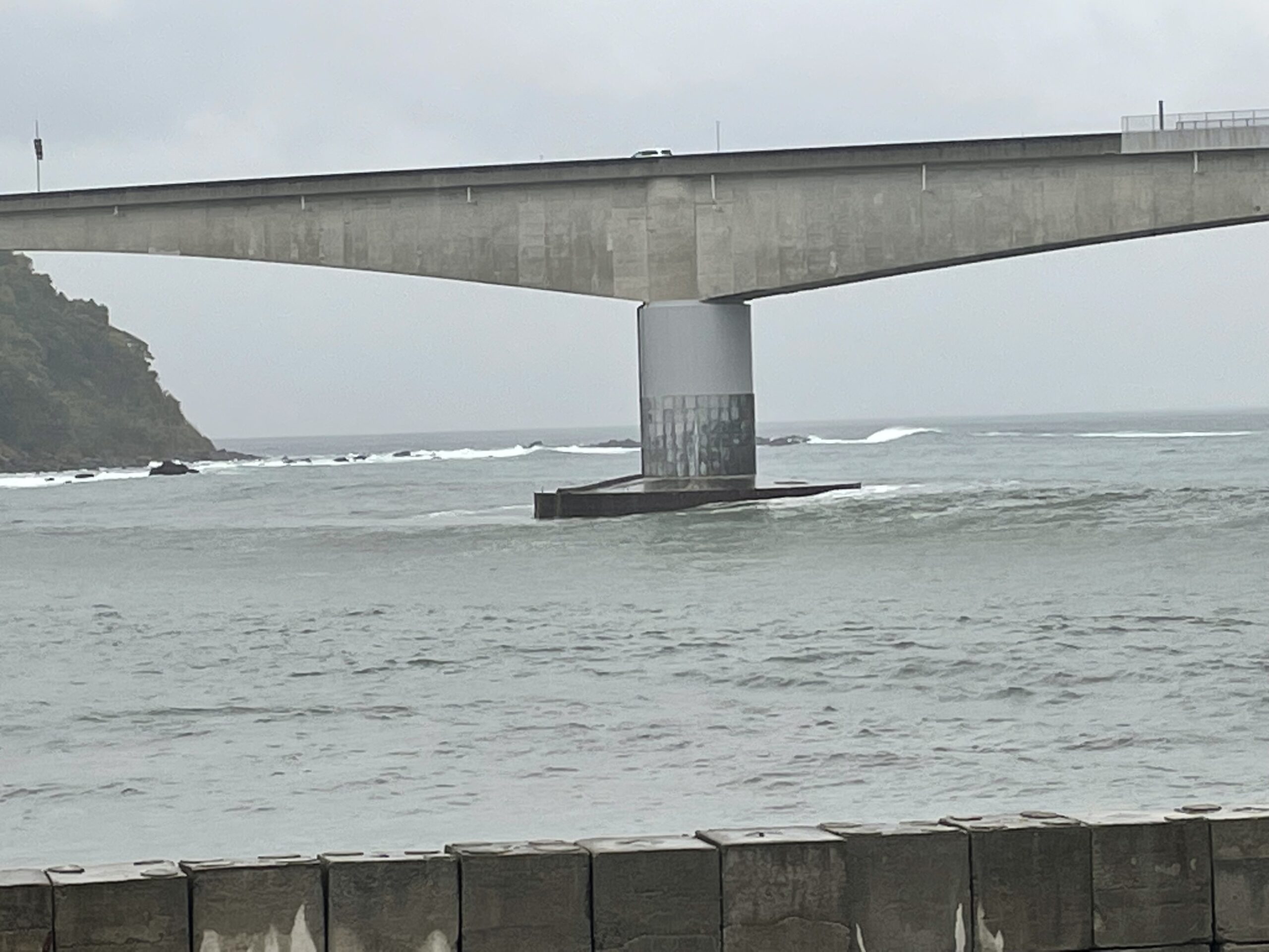 今日の岩大橋　うねりに耐えてます