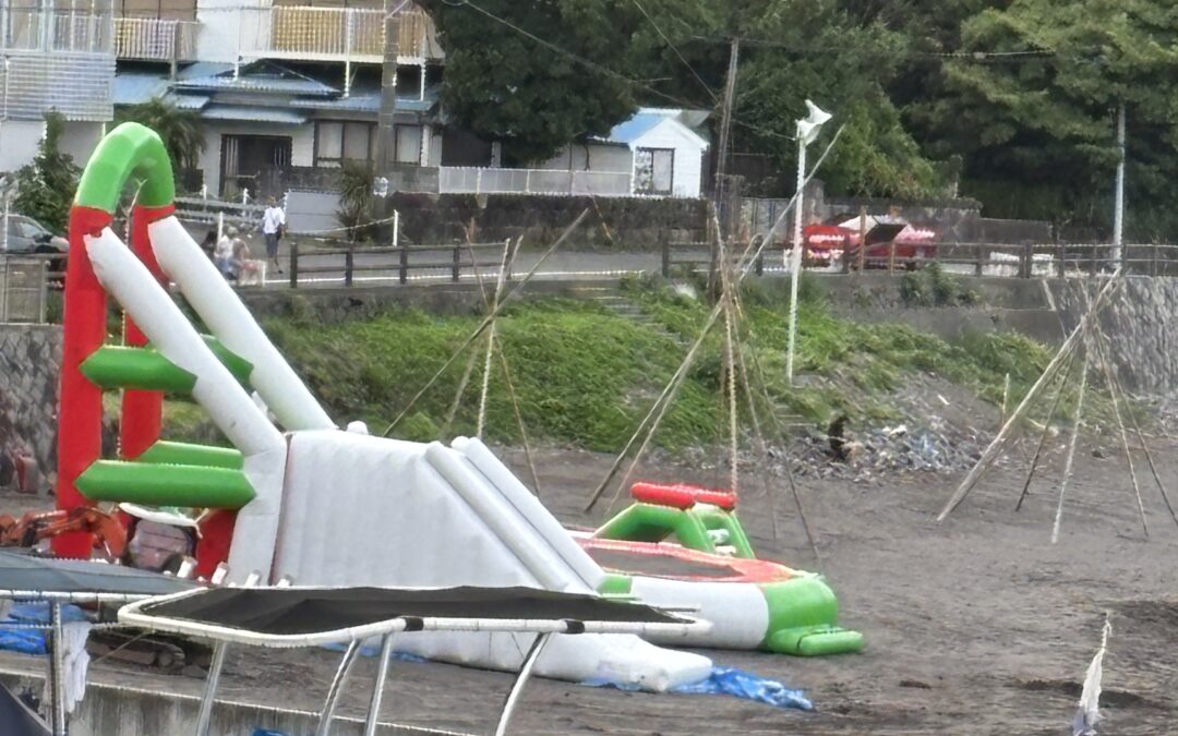 明日は海開き