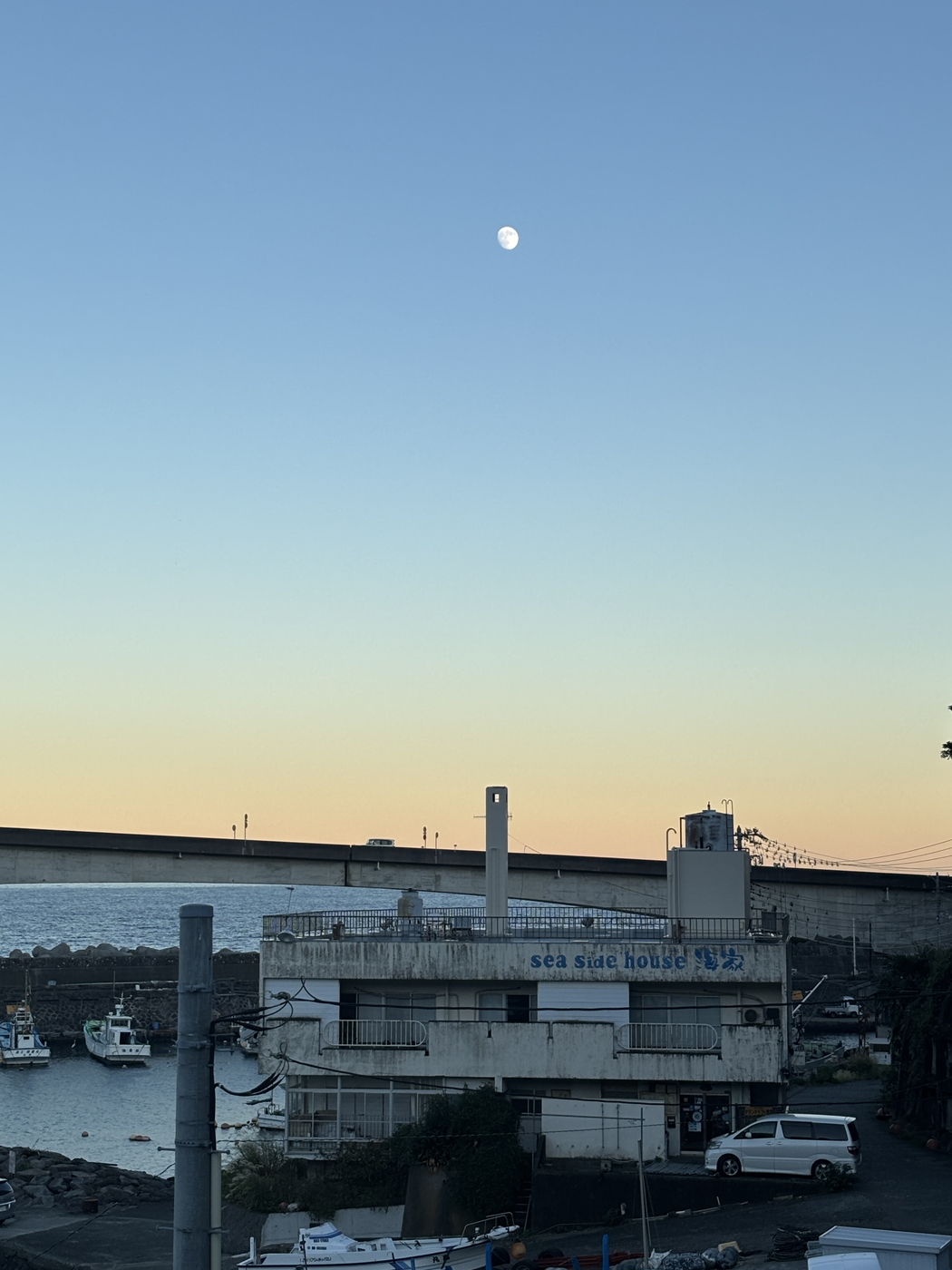 早めに昇る秋の月