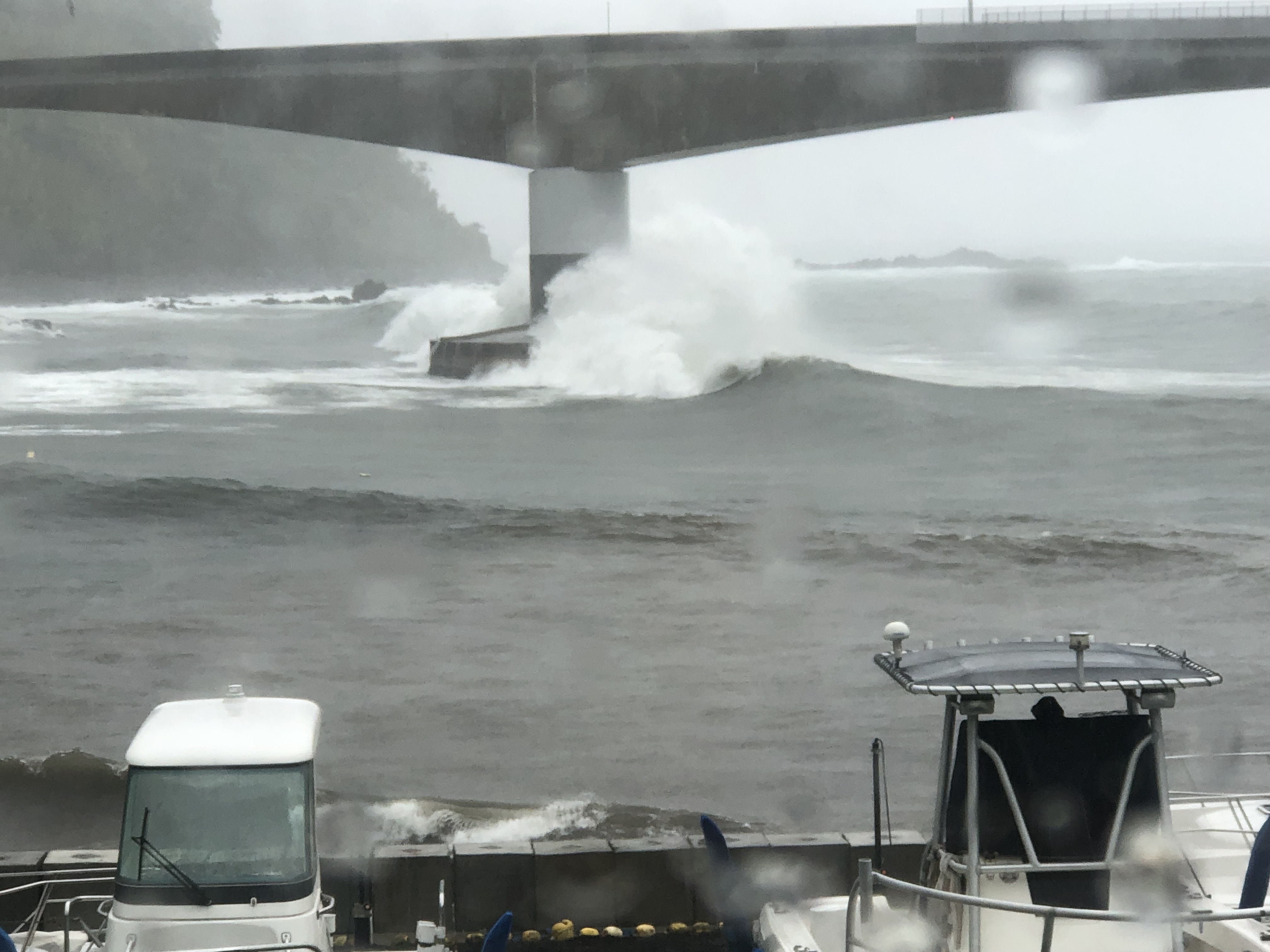 台風並みの荒天